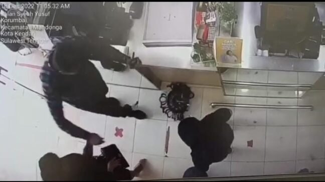 Ajukan Komplain, Pria di Kendari Terekam CCTV Banting Barang hingga Terkena Tangan Kepala Toko