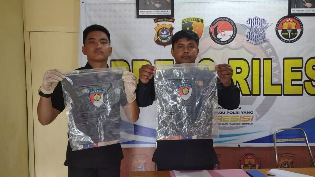 Dua buah pisau yang digunakan pria di Konsel saat bunuh diri. Foto: