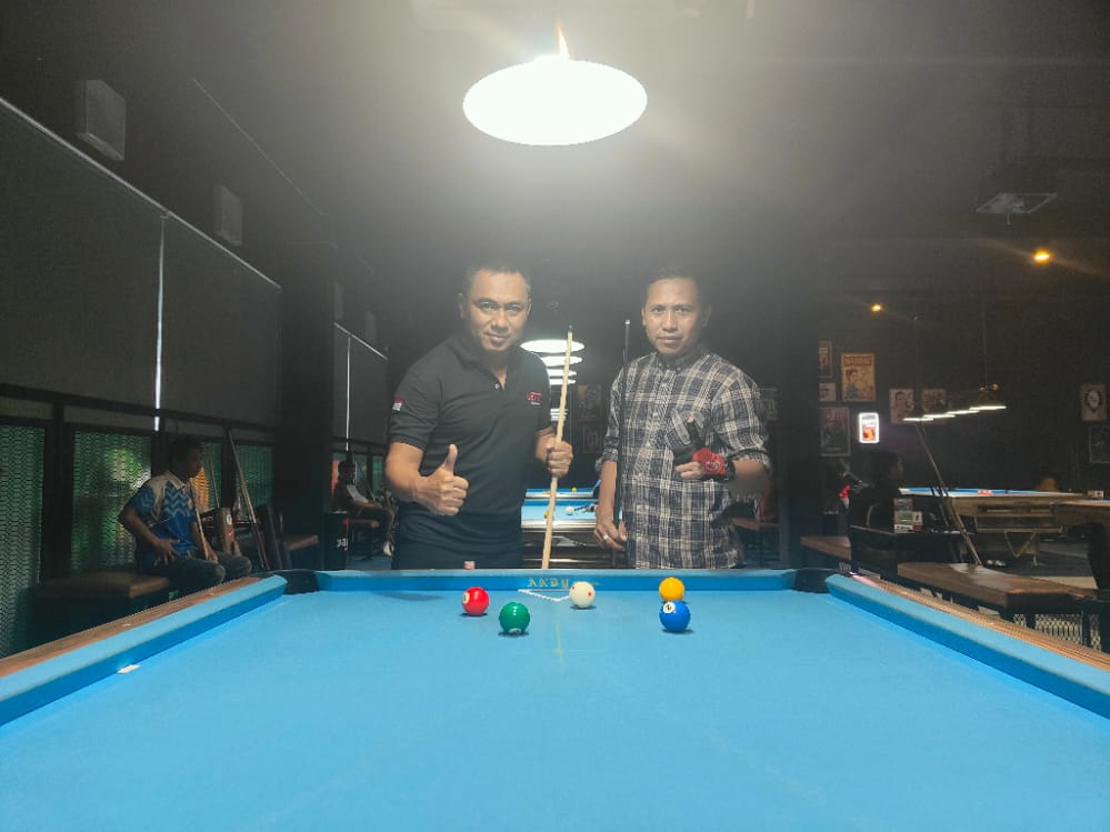 Kapolresta Kendari, Kombes Pol Muhammad Eka Fathurrahman (kiri) bersama Ketua POBSI Kendari, Salahuddin saat turnamen biliar Kapolresta Cup Series 1 2022.