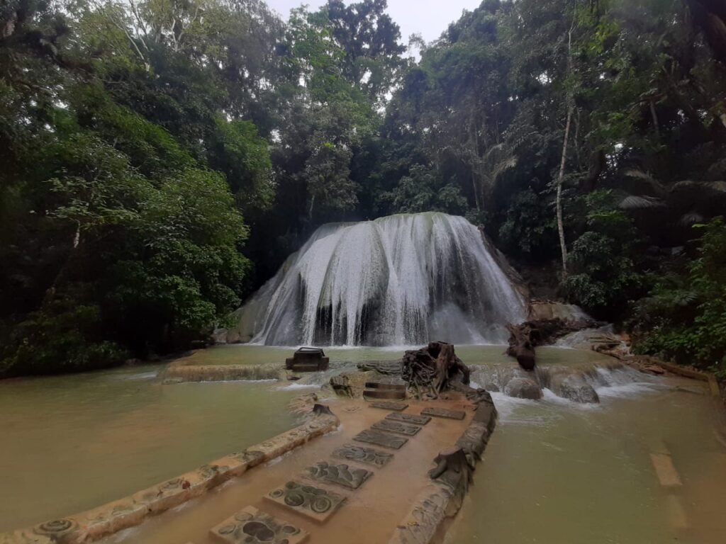 Tampak keindahan objek wisata alam Air Terjun Tirta Rimba yang terletak di Kelurahan Kadolomoko, Kecamatan Kokalukuna, Baubau.