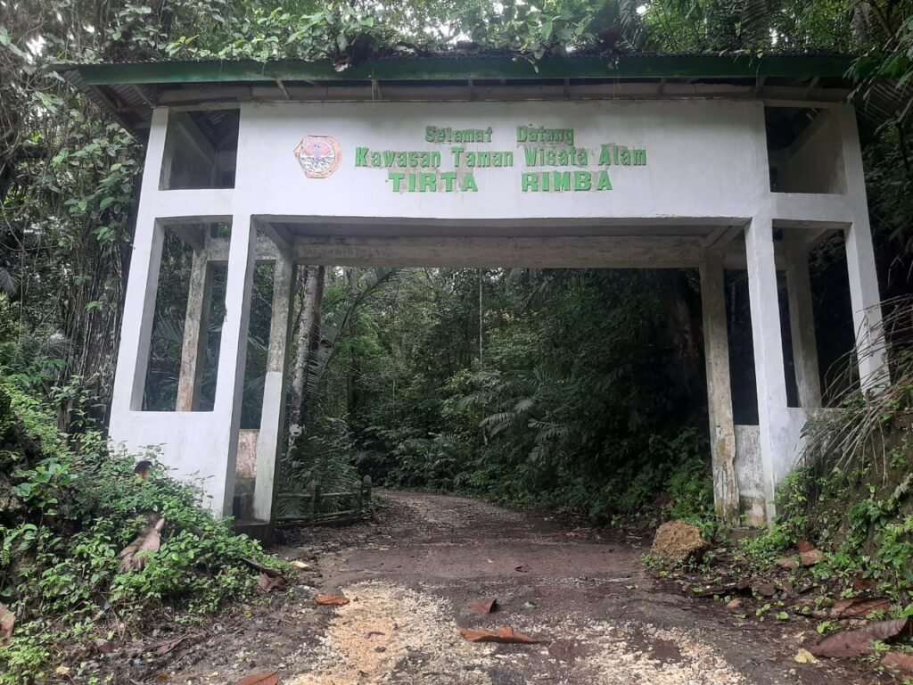 Gerbang masuk objek wisata alam Air Terjun Tirta Rimba yang terletak di Kelurahan Kadolomoko, Kecamatan Kokalukuna, Baubau.