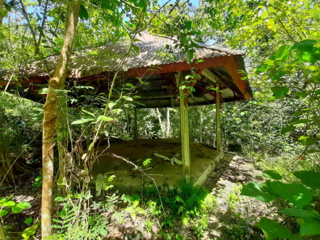 Gazebo di permandian alam Cekdam Toli-Toli tampak sudah terbengkalai dan tak terurus lagi.
