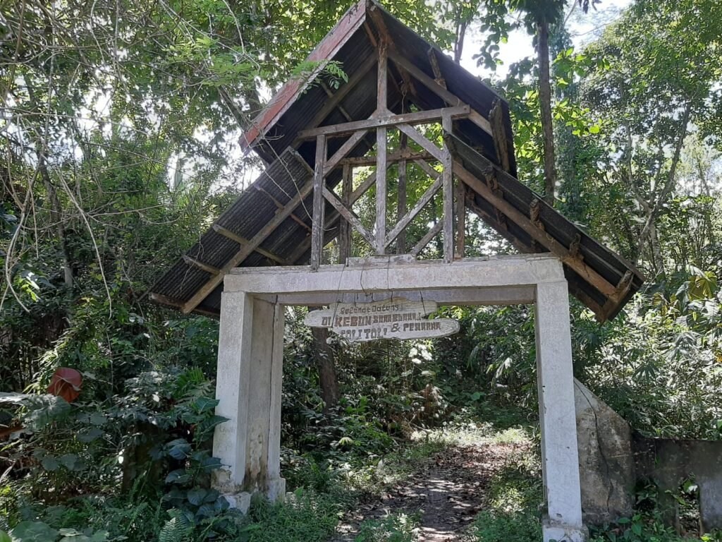 Gerbang masuk di permandian alam Cekdam Toli-Toli.