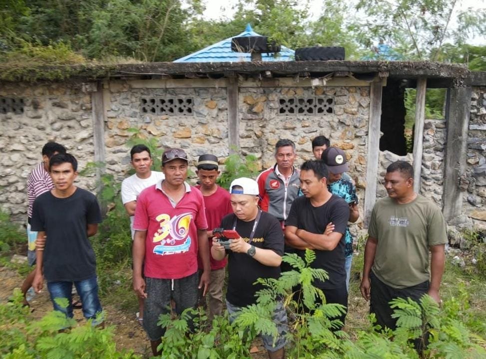 Irwan Leo (topi putih) saat melakukan pencarian korban tenggelam menggunakan drone.