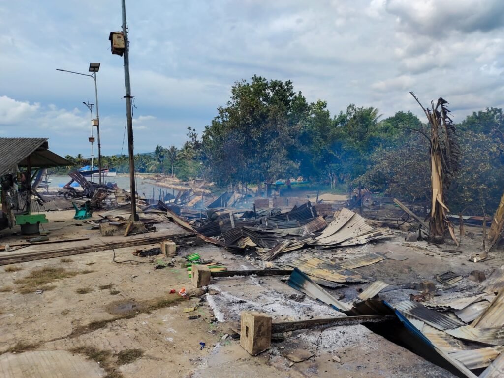 Kondisi usai kebakaran di Desa Sawapatani, Kecamatan Wawonii Selatan, Kabupaten Konawe Kepulauan yang menghanguskan 5 kios dan 5 sepeda motor.