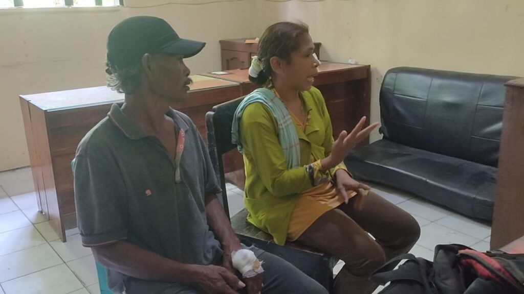 Ayah dan ibu korban saat melapor di Polsek Kendari.