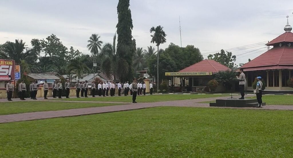 Suasana upacara PTDH anggota polisi di Lapangan Apel Polres Konsel.