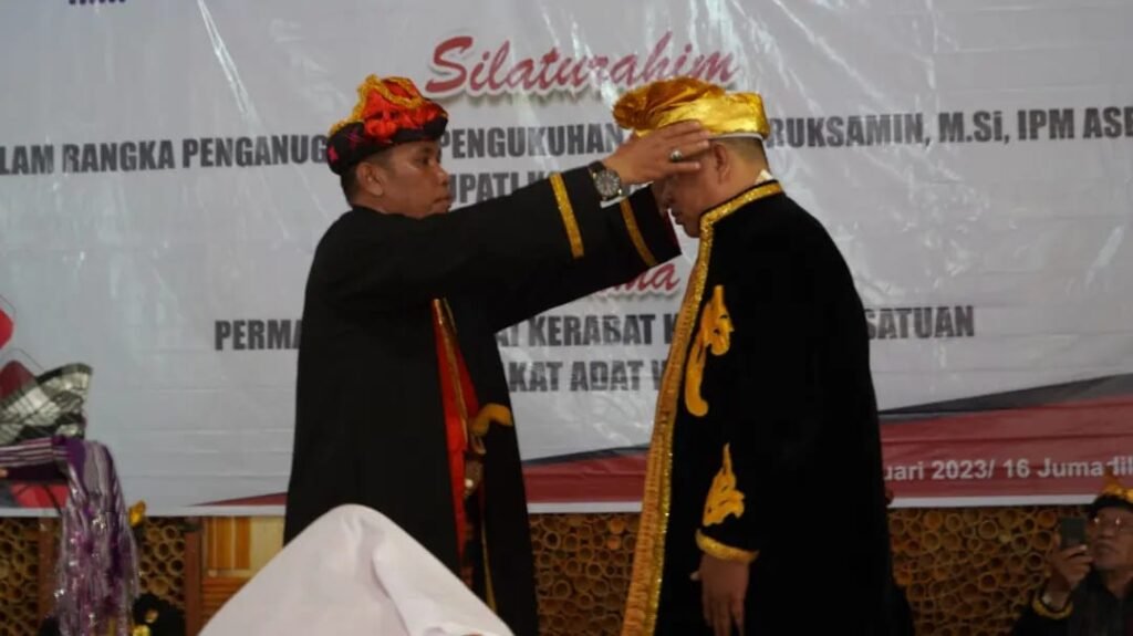 Bupati Konut, Ruksamin saat dianugerahi gelar adat oleh Masyarakat Adat Wakatobi.