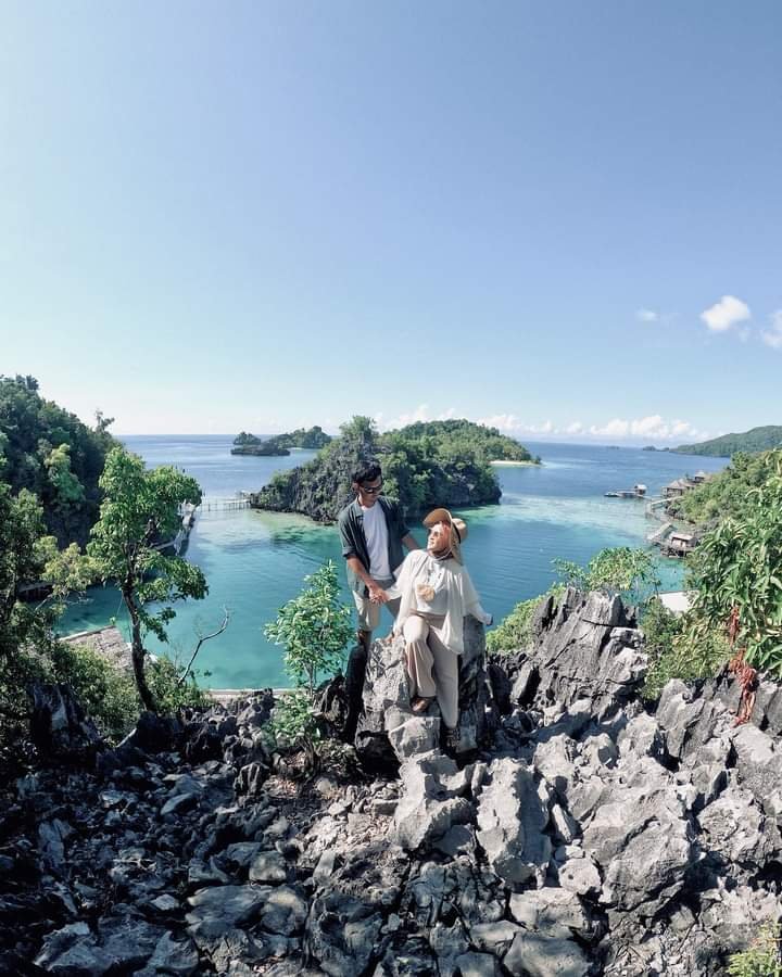 Pulau-pulau batu karst berjajar menyerupai Raja Ampat Papua.