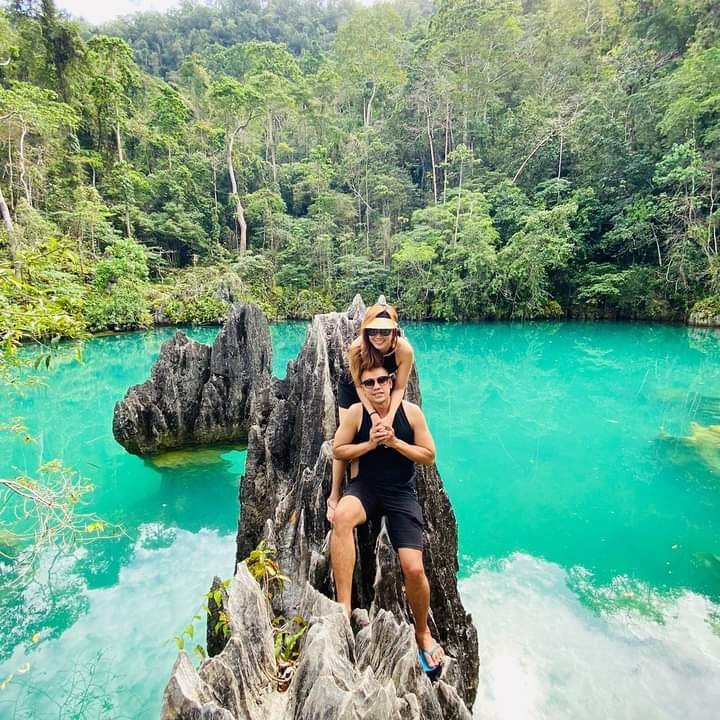 Wisatawan saat mengabadikan momen di Blue Lagoon.