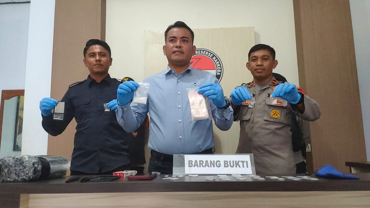 Terdesak Kebutuhan Ekonomi, Pria di Kendari Nekat Edarkan 70 Paket Sabu-Sabu Terdesak Kebutuhan Ekonomi, Pria di Kendari Nekat Edarkan 70 Paket Sabu-Sabu
