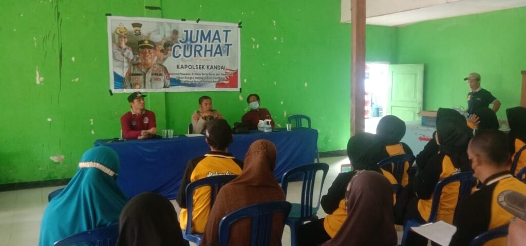 Suasana Jumat Curhat di Kantor Kelurahan Kendari Caddi.