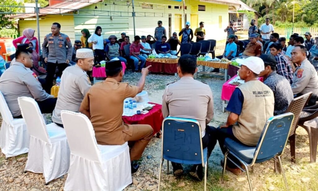 Suasana berjalannya kegiatan Jumat Curhat dan Ngobrol Pintar Polres Konut bersama warga di Desa Puuwanggudu, Kecamatan Asera, Kabupaten Konut.