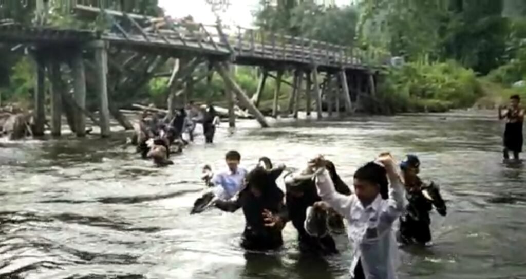 Pelajar SMP saat menyeberangi sungai di bawah Jembatan penghubung antara Kecamatan Ueesi dan Uluiwoi, Kabupaten Kolaka Timur (Koltim).