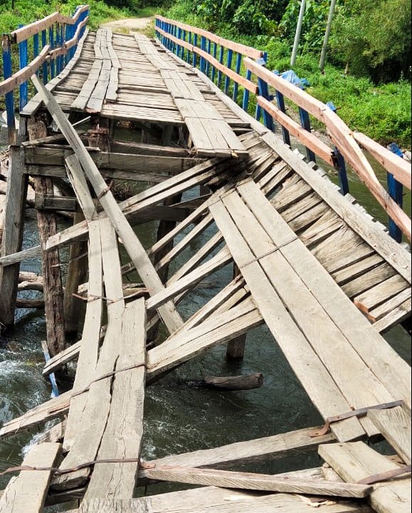 Kondisi jembatan di Kecamatan Ueesi, Kolaka Timur, Sulawesi Tenggara (Sultra) yang ambruk.