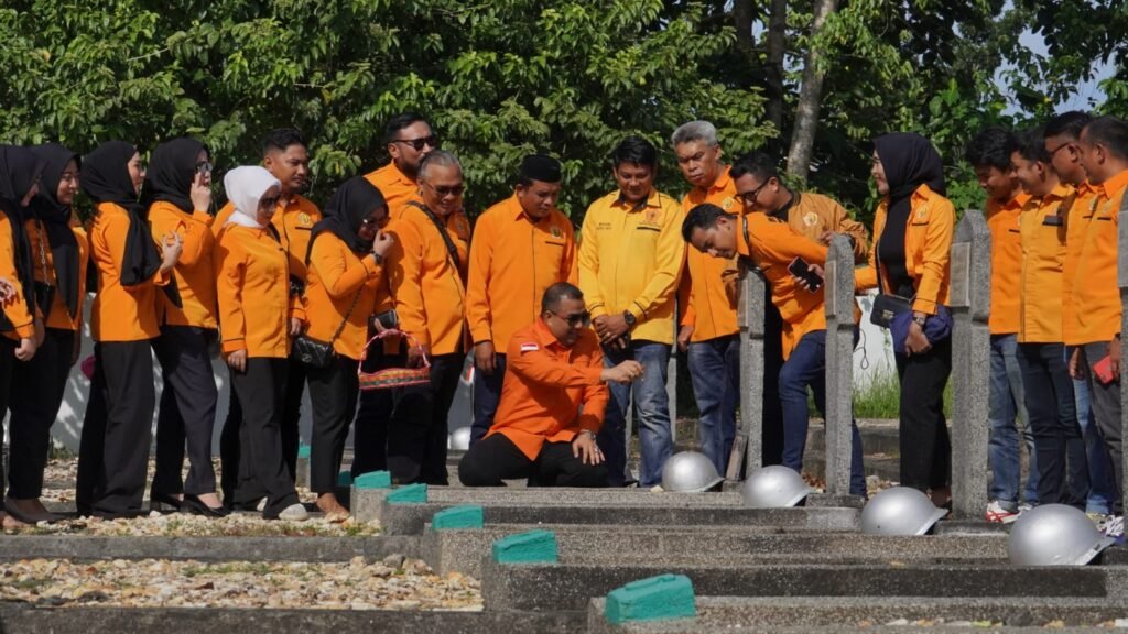 Aksan Jaya Putra (AJP) bersama rombongan MKGR melakukan ziarah di TMP Watubangga Kendari.
