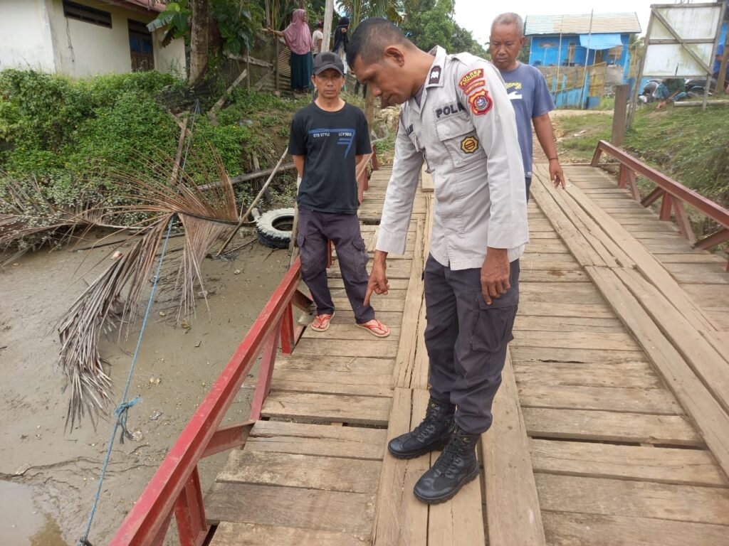 Polisi saat melakukan olah TKP di Sungai Konaweha usai mobil Suzuki Carry tenggelam.