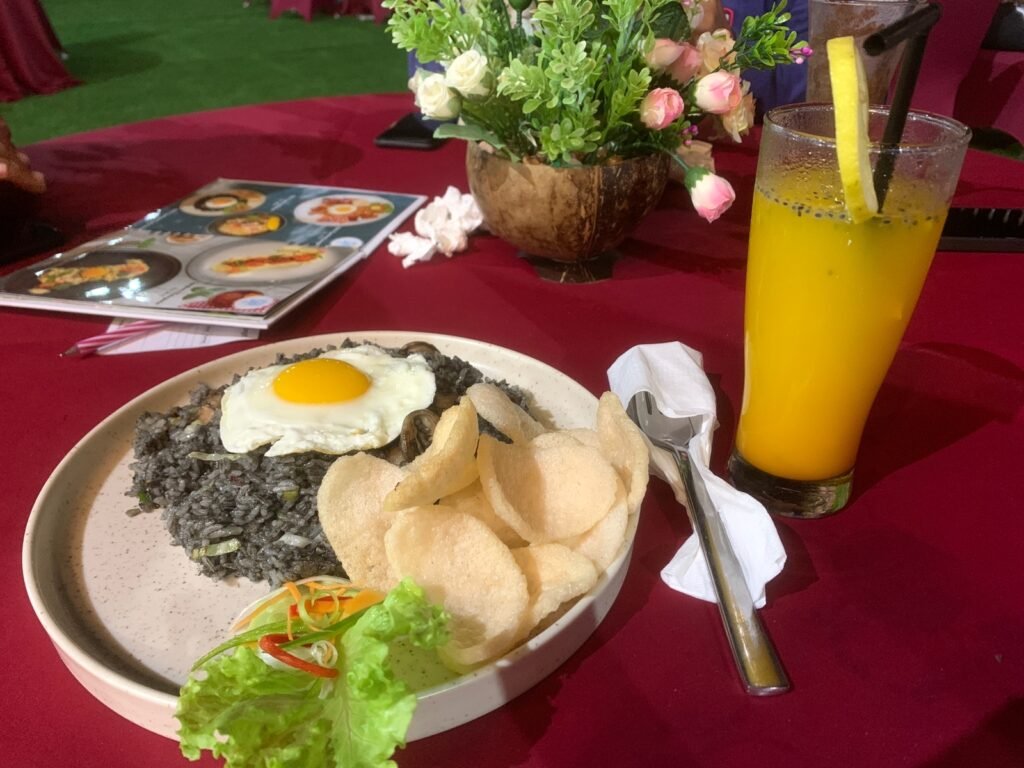 Nasi goreng tinta hitam salah satu varian nasi goreng yang menjadi makanan signature di Cafe Langit Hotel Kubah 9 Kendari.