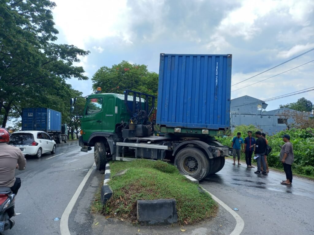 Hindari Minibus Yang Berhenti Mendadak, Truk Kontainer Tabrak Median ...