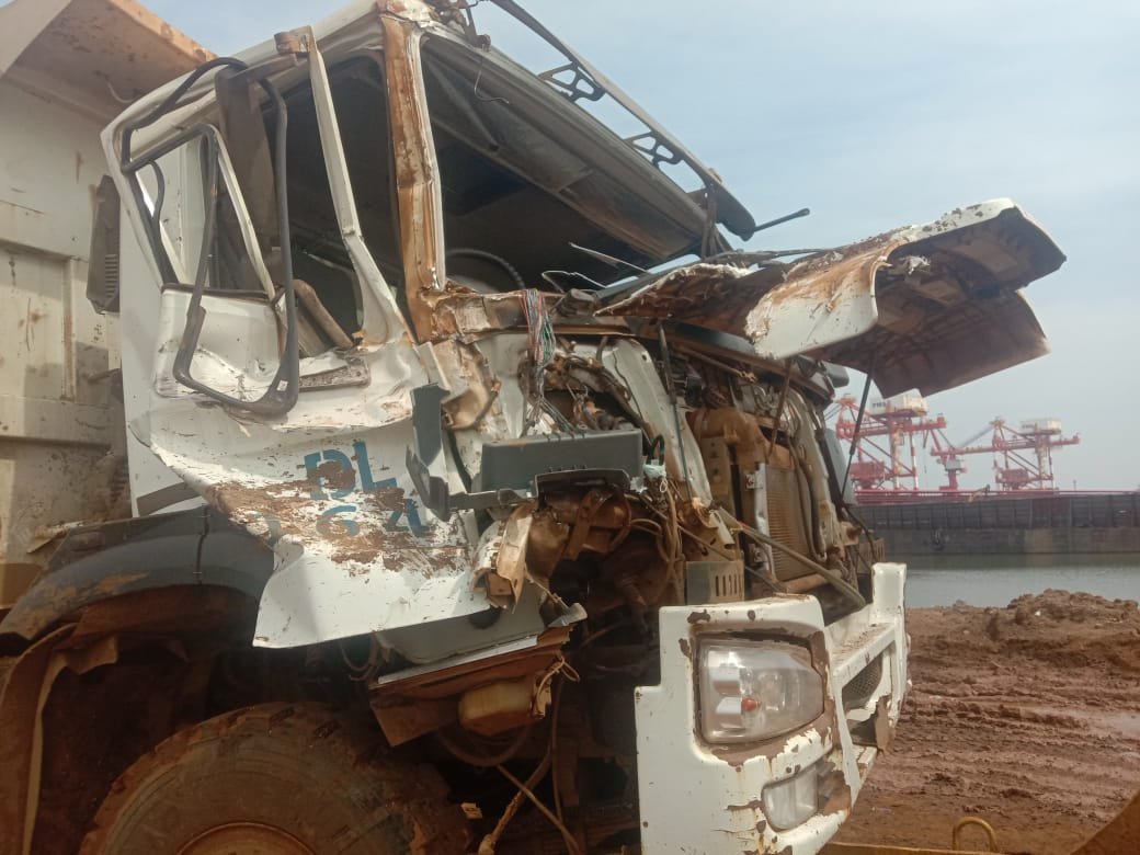 Melaju dengan Kecepatan Tinggi dan Jalan Licin, Mobil Truk Kecelakaan di Morosi