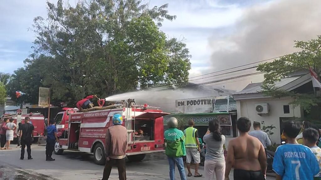 Suasana saat anggota Damkar Kendari memadamkan api di Warung Makan Pendowo.