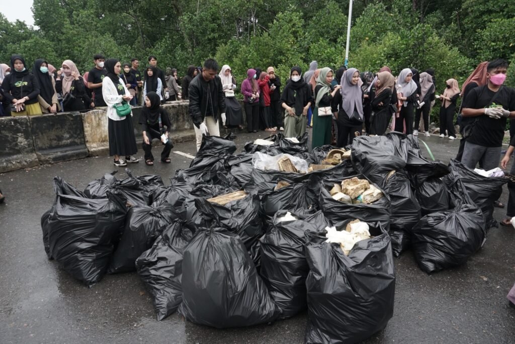 Aksi clean up area Batbat oleh ratusan penerima Beasiswa Andi Sumangerukka.