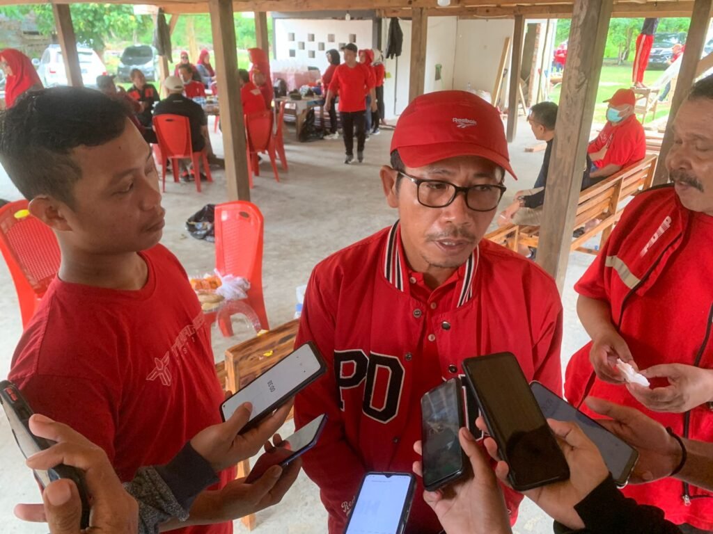 Wakil Ketua DPRD Sultra dan Bendahara Umum DPD PDIP Sultra, Nursalam Lada saat diwawancarai awak media terkait aksi bersih-bersih Pantai Toronipa.