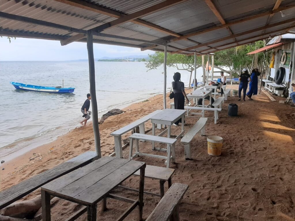 Seorang wisatawan tengah menikmati Pantai Cikal, Kabupaten Konawe.