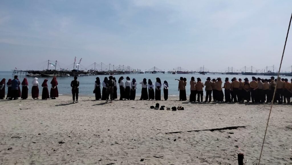 Suasana peserta upacara HUT ke-16 Konawe Utara di Pantai Tanjung Taipa.