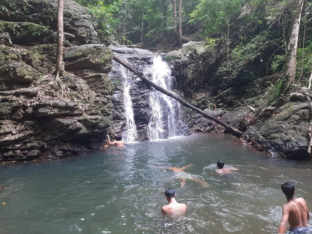 Wisatawan tengah berenang dan menikmati kesegaran Air Terjun Waworaha.