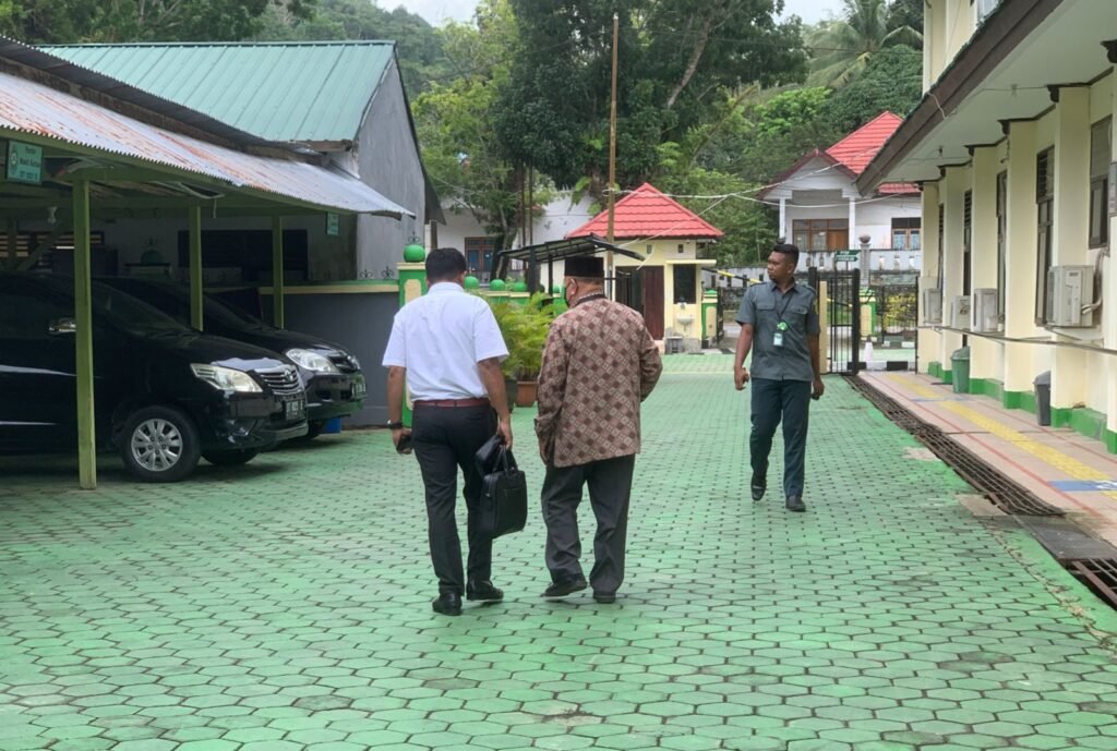 Terdakwa kasus dugaan pelecehan seksual, Prof B (kanan) yang didampingi kuasa hukumnya Fatahillah (kiri) hendak meninggalkan Kantor Pengadilan Negeri Kelas IA Kendari usai menjalani sidang.