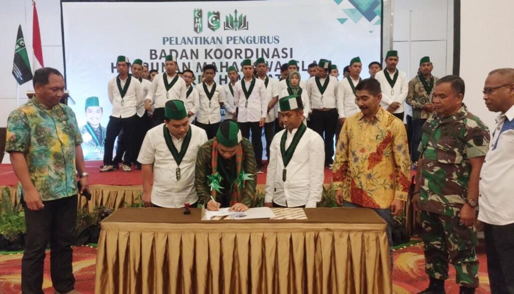 Penandatanganan berita acara pelantikan Ketua dan Pengurus Badko HMI Sultra periode 2021 - 2023.