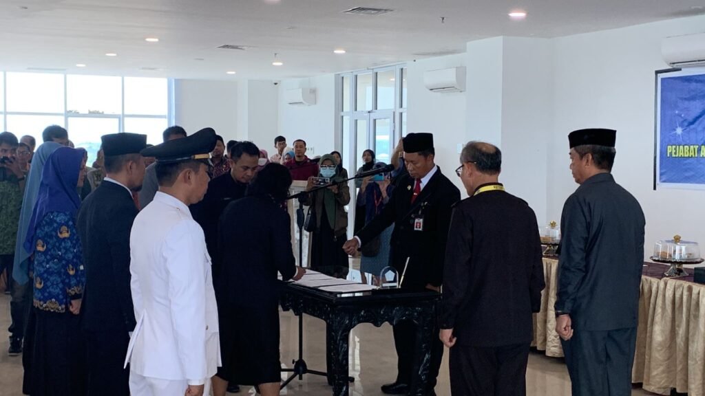 Prosesi pelantikan 113 pejabat administrator, camat, pejabat pengawas, dan fungsional lingkup Kota Kendari oleh Pj. Wali Kota Kendari, Asmawa Tosepu.