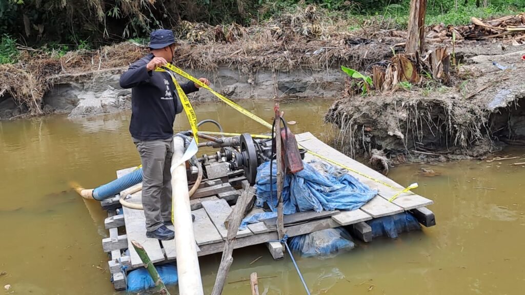 Mesin penyedot diduga digunakan dalam dugaan penambangan pasir ilegal dipasangi garis polisi (police line).