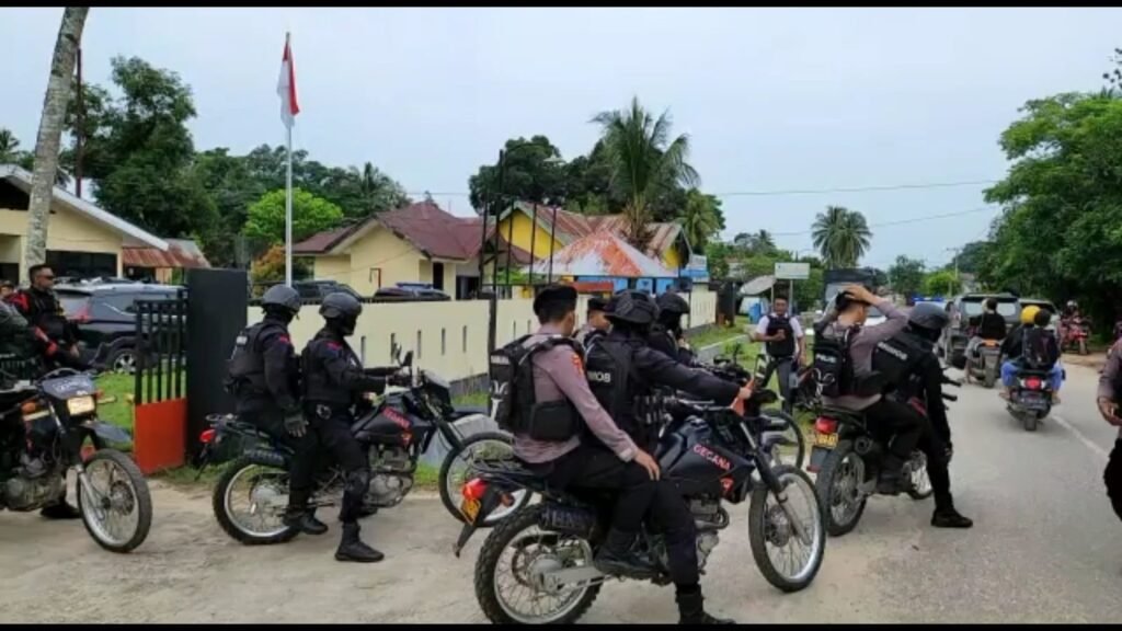 Suasana pengamanan di kawasan Pantai Toronipa.