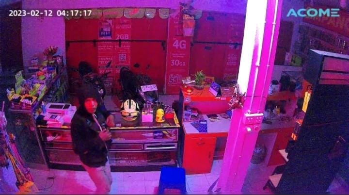Panik Terpantau Kamera Pengintai, Pria di Konsel Alihkan Arah CCTV saat Lancarkan Aksi Pencurian Panik Terpantau Kamera Pengintai, Pria di Konsel Alihkan Arah CCTV saat Lancarkan Aksi Pencurian