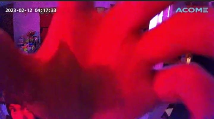 Detik-detik pelaku saat mengalihkan CCTV salah satu toko di Konsel.