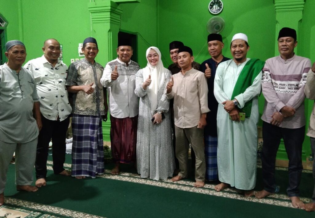 Suasana saat SKI dan warga melakukan foto bersama.