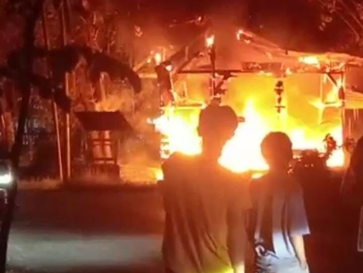 Breaking News: Kios Jualan Warga di Poasia Kendari Terbakar Breaking News: Kios Jualan Warga di Poasia Kendari Terbakar