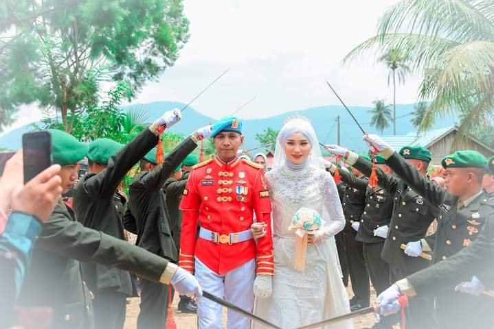 Suasana tradisi sangkur pora dalam pernikahan Paspampres asal Muna, Praka Ramil Efendi dan pedayung asal Konut, Julianti.