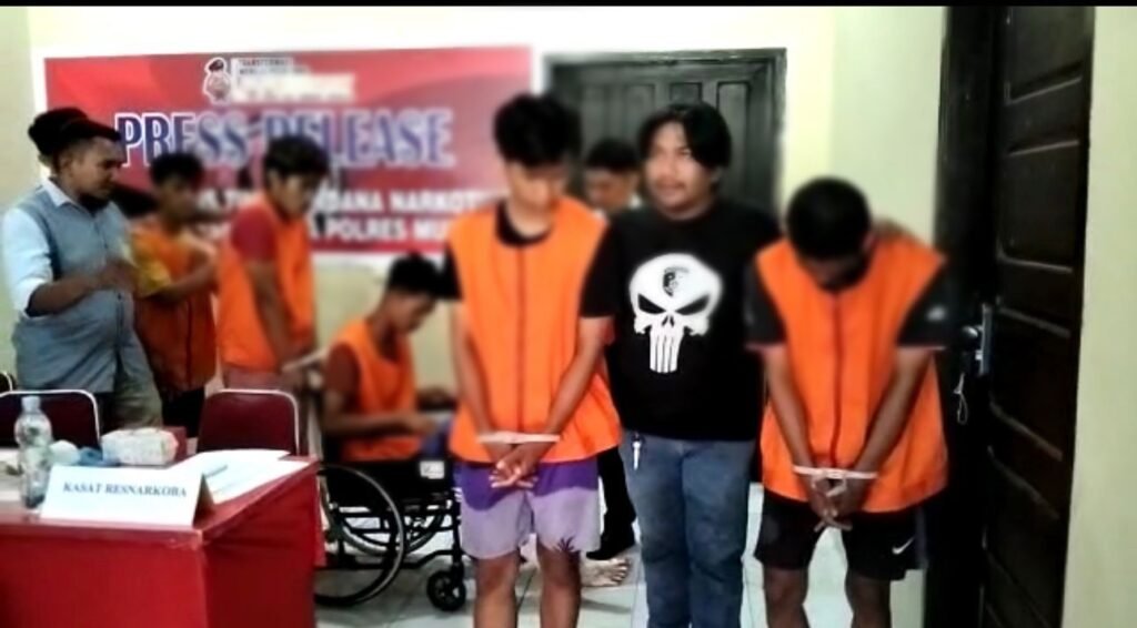Lima pria yang diamankan polisi usai terlibat penyalagunaan sabu-sabu.