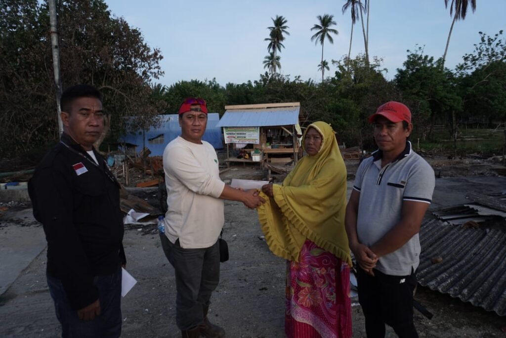 PT Gema Kreasi Perdana (GKP) menyerahkan bantuan untuk warga yang jadi korban kebakaran di Kecamatan Wawonii Selatan, Kabupaten Konawe Kepulauan.
