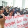 Kehilangan Pencaharian Usai Tempat Kerja Ditutup, Ratusan Warga Nambo Unjuk Rasa di DPRD Kendari