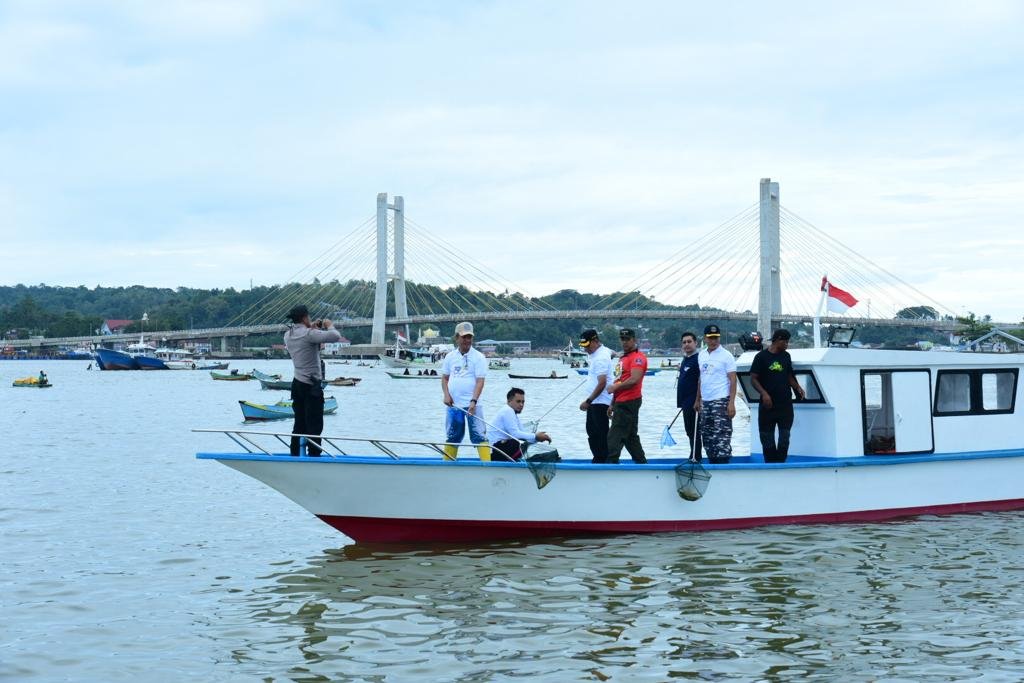 Suasana lomba pungut sampah di kawasan Teluk Kendari.