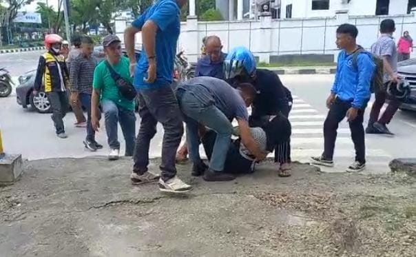 Korban tabrak lari mobil saat dievakuasi warga.