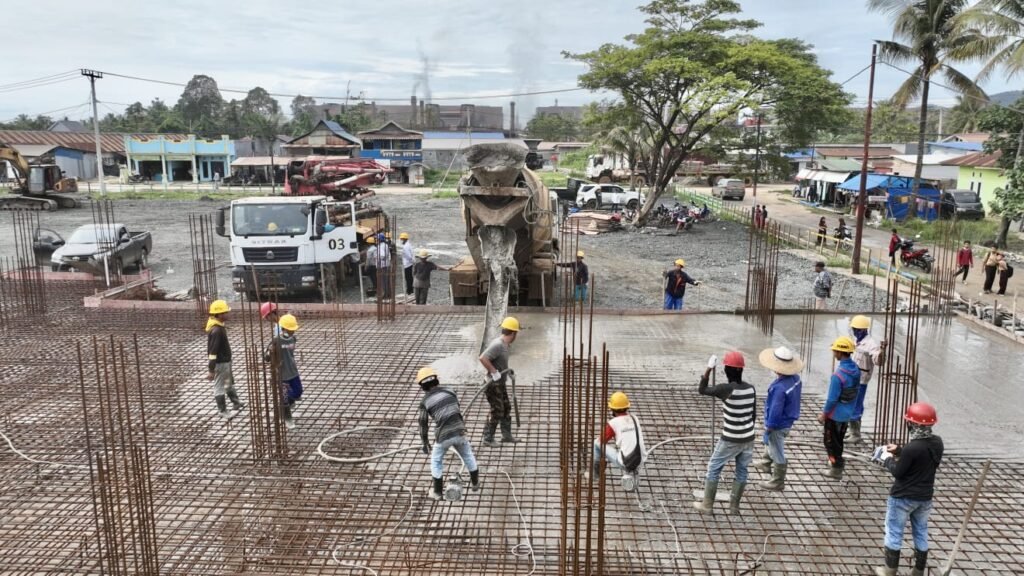 Suasana pembangunan sekolah di Kecamatan Morosi, Konawe.