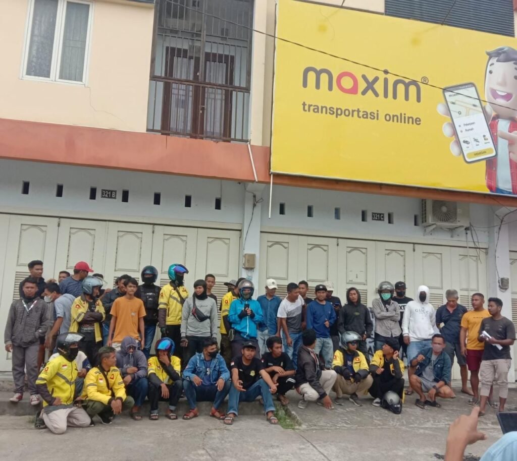 Sejumlah Aliansi Driver Online Kendari menggelar aksi demonstrasi.