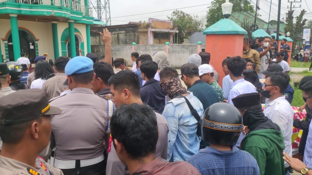 Detik-detik pendemo memasuki Kantor PT Antam Cabang Kendari.