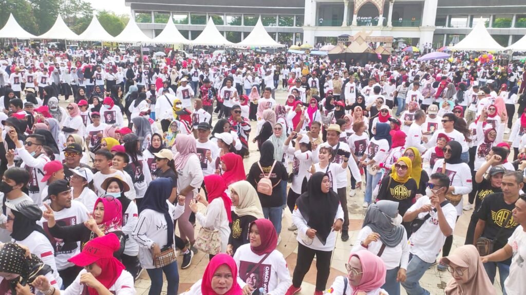 Suasana peserta jalan sehat dalam perayaan HUT ke-15 Partai Gerindra di Sultra. 