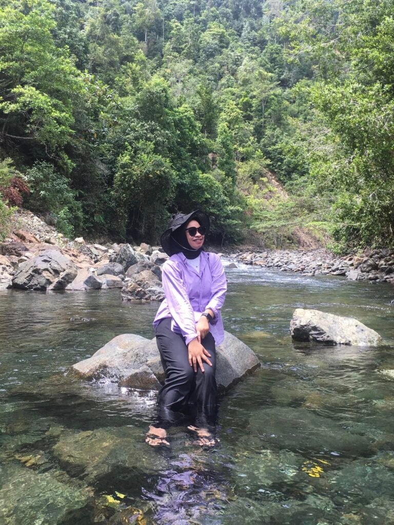 Wisatawan menikmati keindahan Kali Biru di tengah hutan Wawonii Tenggara.